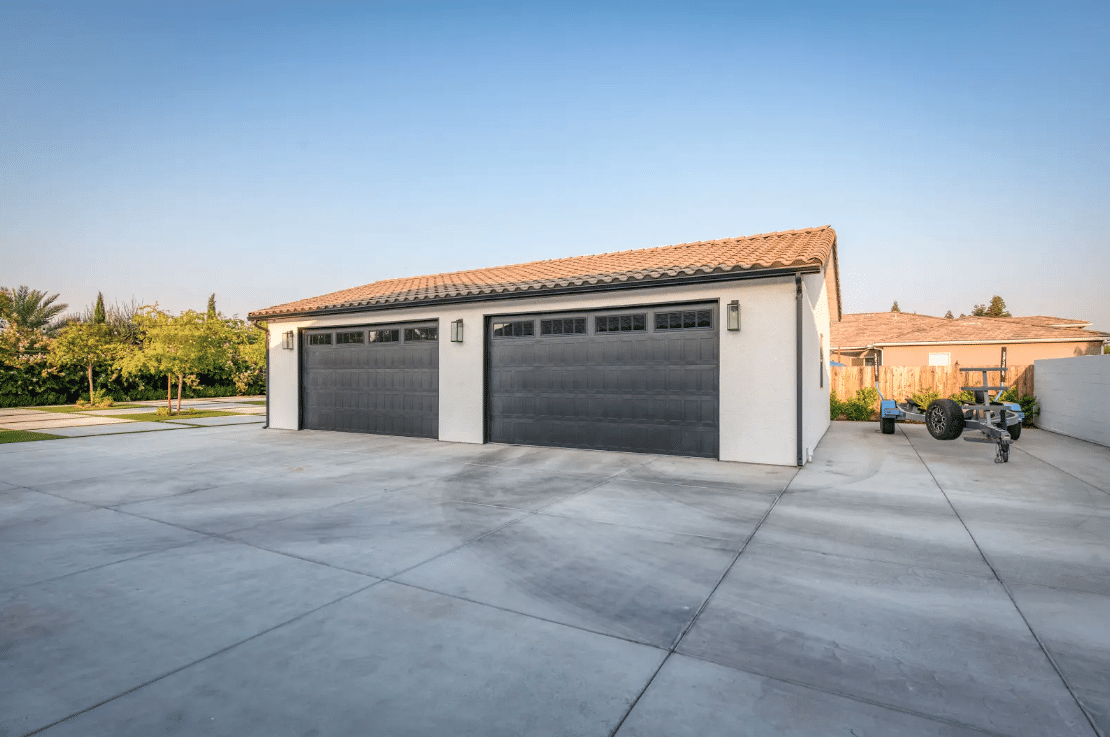 26x44 3-car garage with stucco siding and two overhead doors in CA